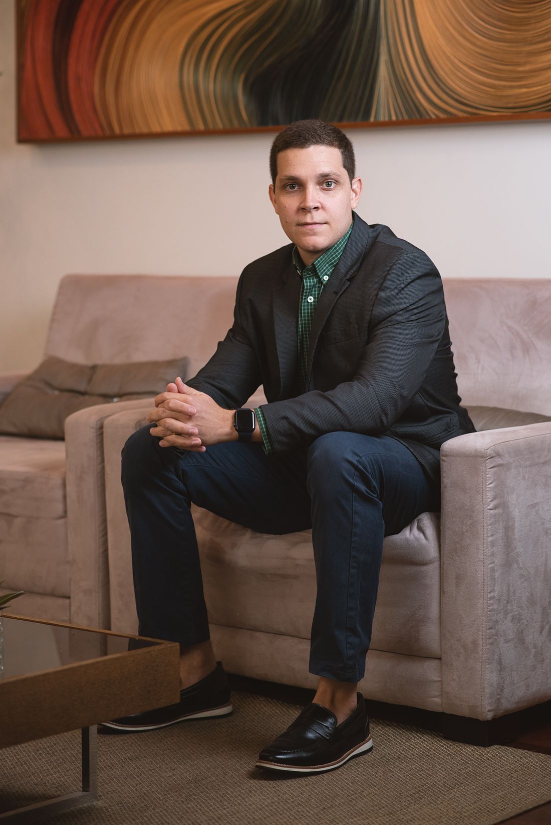 Dr. Leonardo Caporossi sentado em uma sala de estar