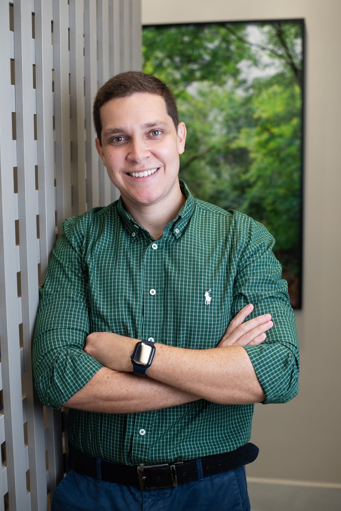 Dr. Leonardo Caporossi, de camisa verde, sorrindo